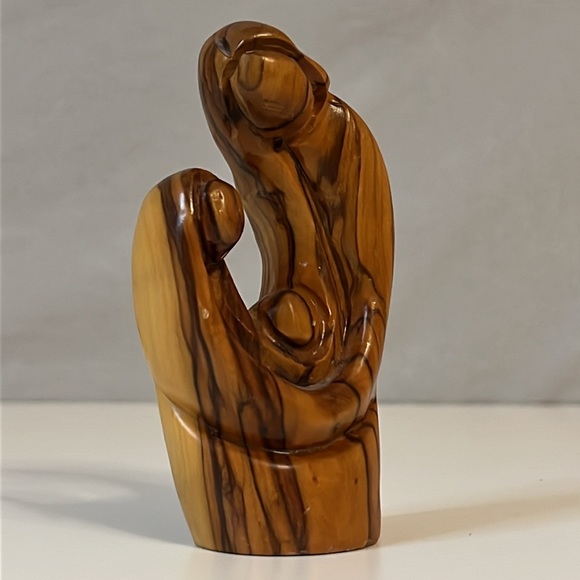 Small Olive Wood Sculpture of the Holy Family - Picture 7 of 10